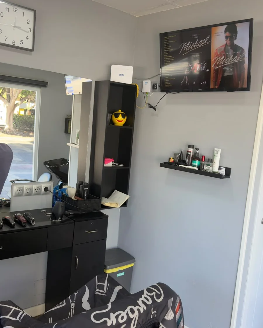 Puesto de corte y espejo de la barbería